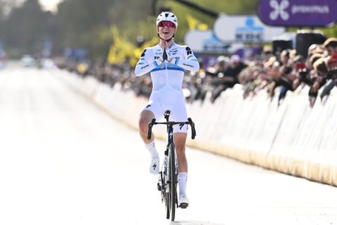 Demi Vollering verdient flink bedrag aan prijzengeld met zege in Ronde van Vlaanderen, ook mooi zakcentje voor Mathieu van der Poel