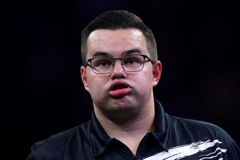 Fletse Gian van Veen roemloos ten onder op eerste dag na incident met Luke Littler: tegenstander maakt opmerkelijke fout