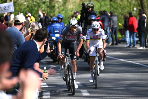 TV-gids Ronde van Vlaanderen | Zo mis je niets van het duel tussen topwielrenners Mathieu van der Poel en Tadej Pogacar