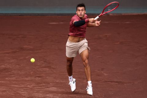 Pijnlijk einde voor zoon (24) van voetballegende bij bijzondere primeur als proftennisser