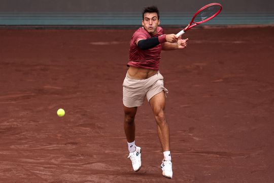 Pijnlijk einde voor zoon (24) van voetballegende bij bijzondere primeur als proftennisser