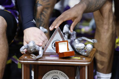 Titelfeestje gaat mis: trofee van landskampioen barst uit elkaar in stukjes