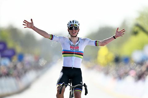Magistrale Tadej Pogacar opnieuw oppermachtig in Ronde van Vlaanderen, Mathieu van der Poel strijdend ten onder