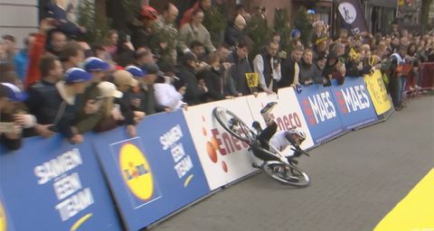 Bizarre valpartij van ploeggenoot Tadej Pogacar in de eerste meters van de Ronde van Vlaanderen
