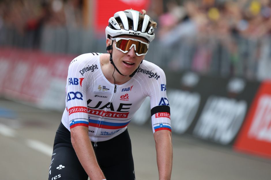 Tadej Pogacar met rouwband in Giro d'Italia als eerbetoon: 'Wilde een zege opdragen'