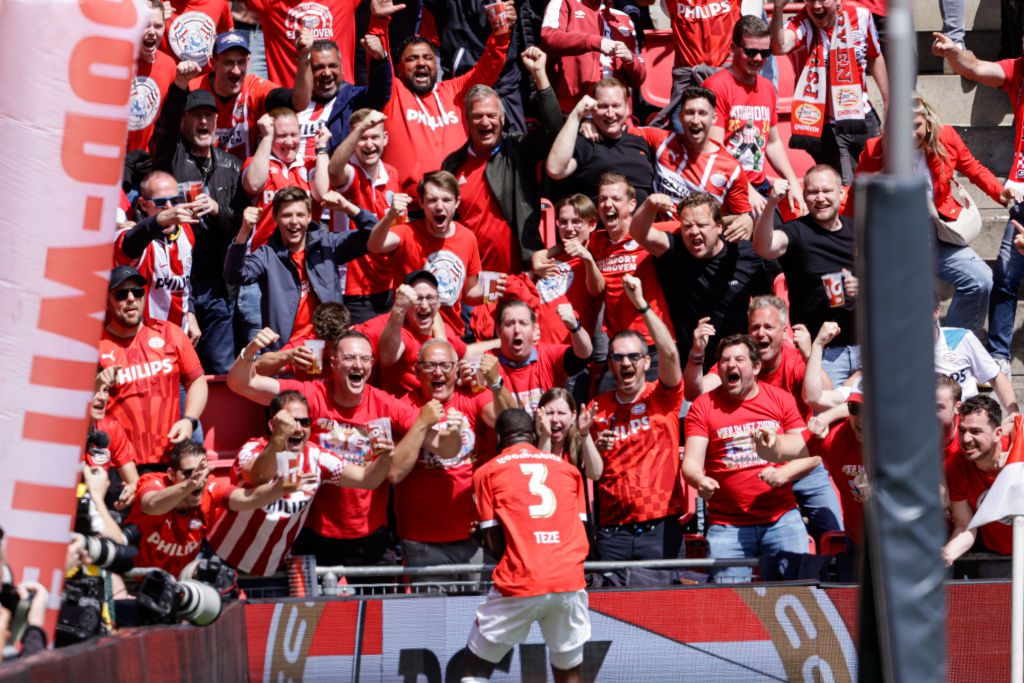 PSV verkleint achterstand op Ajax tot elf landstitels, Eindhovenaren heersen deze eeuw