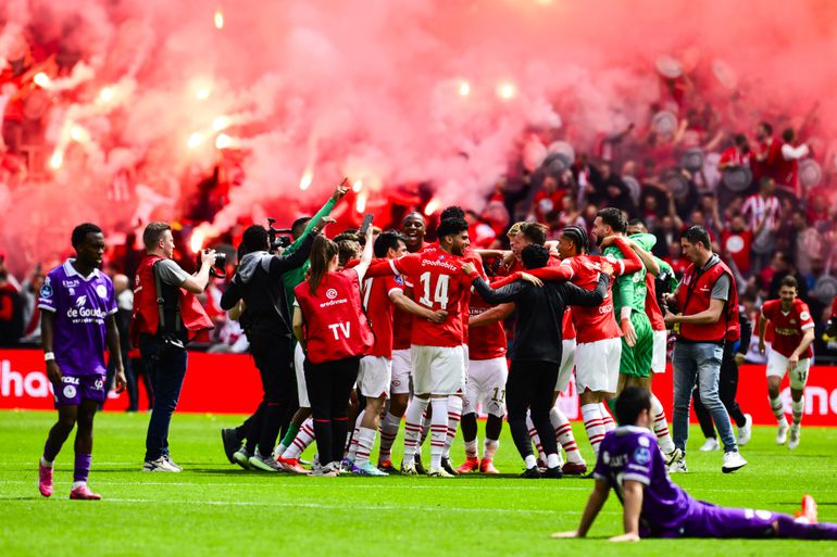 Uitzinnige vreugde in Eindhoven: PSV knokt zich op zenuwslopende middag naar 25ste landstitel