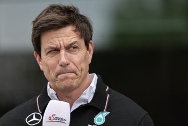 Red Bull-baas haalt uit naar Toto Wolff na flirten met Max Verstappen: 'Heeft met respect te maken'