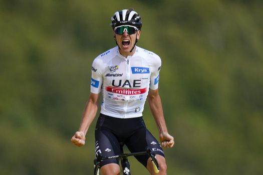 Ontketende Tadej Pogacar neemt ondanks valpartij de leiding in Giro d'Italia
