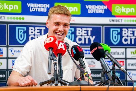 'Jade Anna had geappt': Ajax-speler Kenneth Taylor kijkt na wedstrijd meteen op zijn telefoon