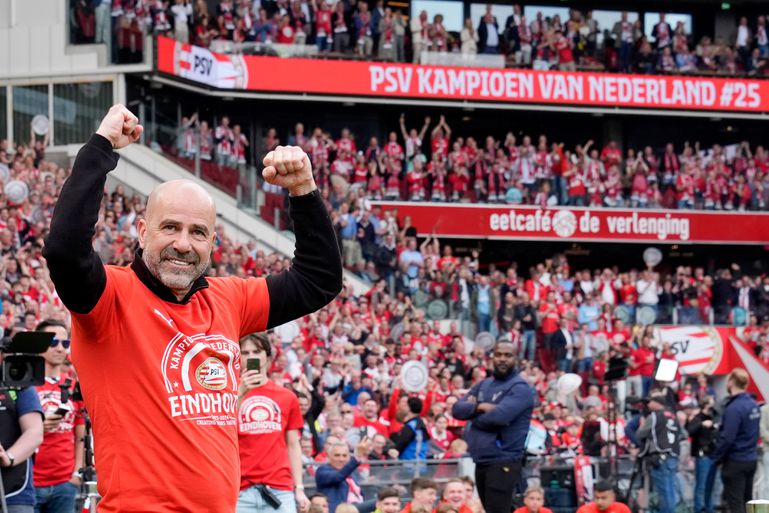 Peter Bosz plotseling in tranen tijdens titelfeest PSV: 'Hij hoort hierbij te zijn'