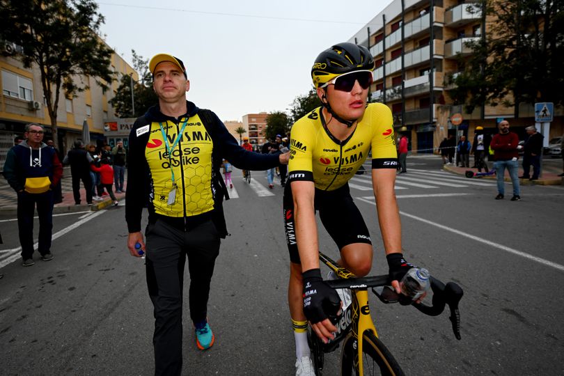 Olav Kooij gaat onderuit in Giro dag voor eerste sprintkans: 'Dat is nooit lekker'