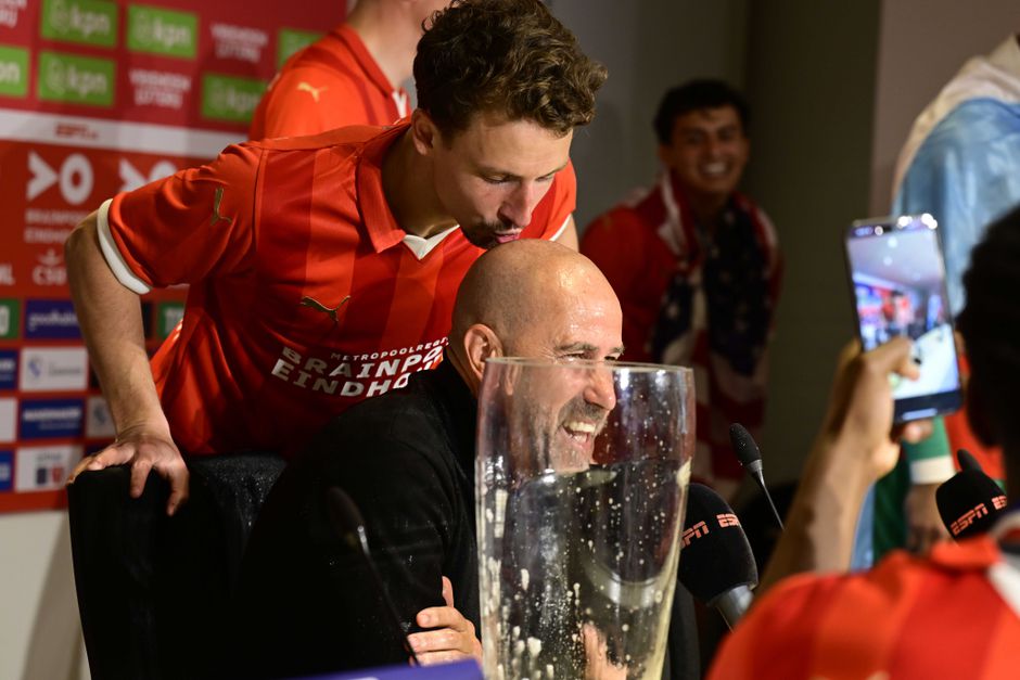Lachen, gieren brullen op de persconferentie van Peter Bosz: hele selectie trakteert trainer op bierdouche