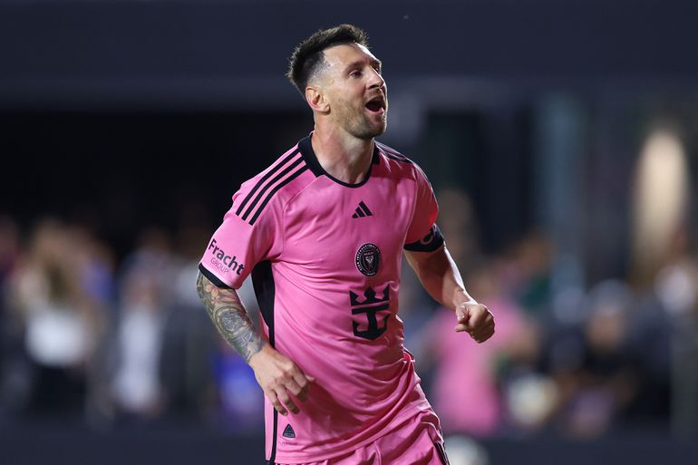Koningskoppel schrijft historie bij Inter Miami: ontketende Lionel Messi geeft recordaantal assists, hattrick Luis Suárez