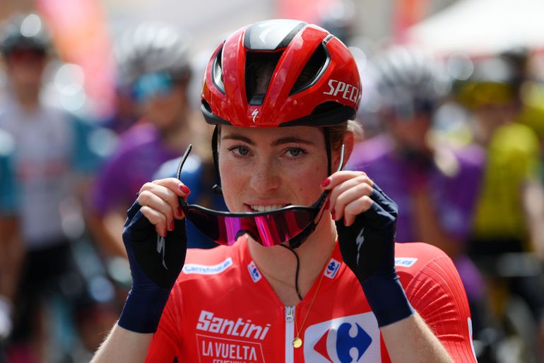 Ontketende Demi Vollering houdt huis in slotrit en neemt met eindzege in Vuelta Femenina revanche voor plaspauze