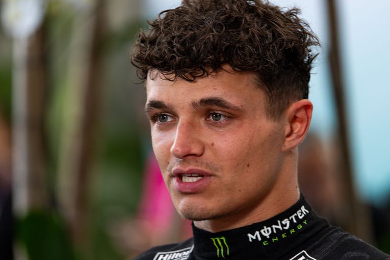 Lando Norris bijt van zich af nu duel met Max Verstappen: 'Het is crashen of je haalt hem niet in'