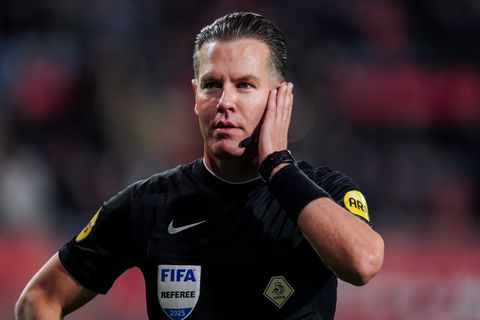 Scheidsrechter Danny Makkelie blikt terug op omhelzing met NEC-speler: 'Was puur op gevoel'