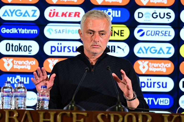 Toptrainer José Mourinho toont zich slechte verliezer na mislopen Turkse titel en komt met opvallend statement
