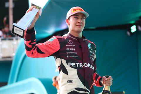 George Russell blijft Max Verstappen én protest Red Bull de baas: 'Geen moeite gehad om hem achter me te houden'