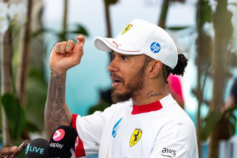 Verbazing over ‘gedoe’ tussen Lewis Hamilton en Charles Leclerc bij Ferrari: ‘Een partijtje twijfelkonten daar’