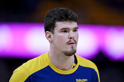 Nederlandse rookie blijft met Golden State Warriors in de race om NBA-titel na zenuwslopend beslissingsduel