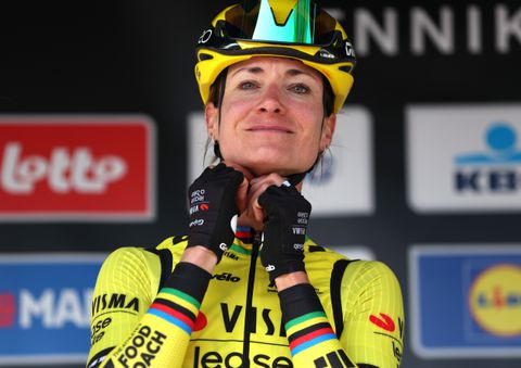 Indrukwekkende Marianne Vos neemt op spekgladde wegen revanche voor dramatische Vuelta-start