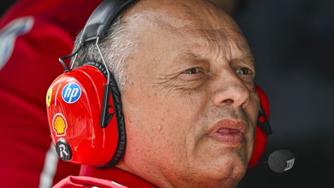 Teambaas Ferrari meldt zich na gedoe tussen Lewis Hamilton en Charles Leclerc: 'Ik begrijp hun gedrag volledig'