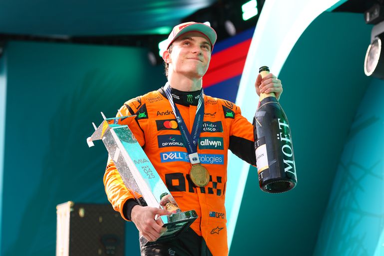 Oscar Piastri boekt historische hattrick voor McLaren: 'Wist dat ik op Max Verstappen moest letten'