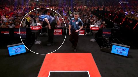 Topdarter Luke Humphries schaamt zich voor vreemde actie: 'Ik hoopte dat het niemand zou opvallen'