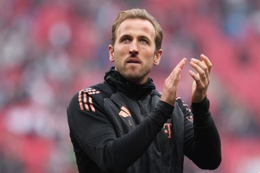 Topspits Harry Kane laat zien hoe hij uit het dak gaat na eerste prijs ooit: 'Voel het deze ochtend nog'