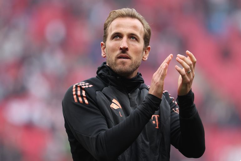 Topspits Harry Kane laat zien hoe hij uit het dak gaat na eerste prijs ooit: 'Voel het deze ochtend nog'