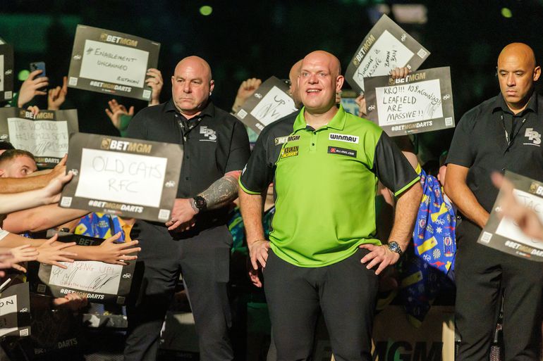 Pijnlijke actie van 'grote, lompe Sint-bernardhond' Michael van Gerwen: 'Hij kreeg 'm keihard op z'n harses'