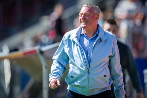 Ron Jans (67) aast tegen Ajax op bijzondere mijlpaal: afzwaaiende coach kan stokoud record pakken