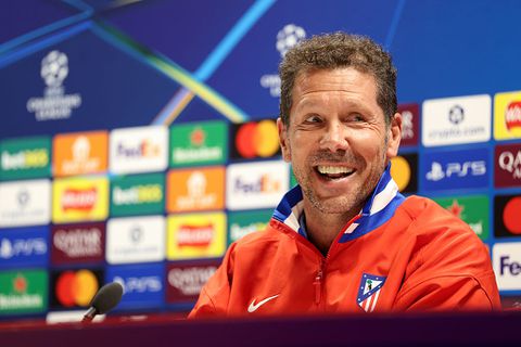 Atletico-trainer Diego Simeone reageert op hotelwissel in Londen, na geruchten over 'slechte karma'