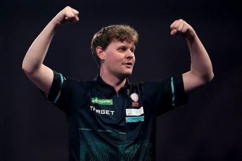 Topdarter Kevin Doets imponeert vlak voor verjaardag met eerste PDC-titel: 'Dat is echt netjes'