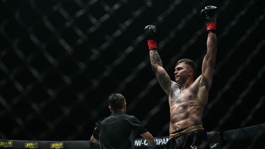 Kickbokser en vriendin vol ongeloof na dopingtest en Glory-schandaal: 'We blijven sterk'