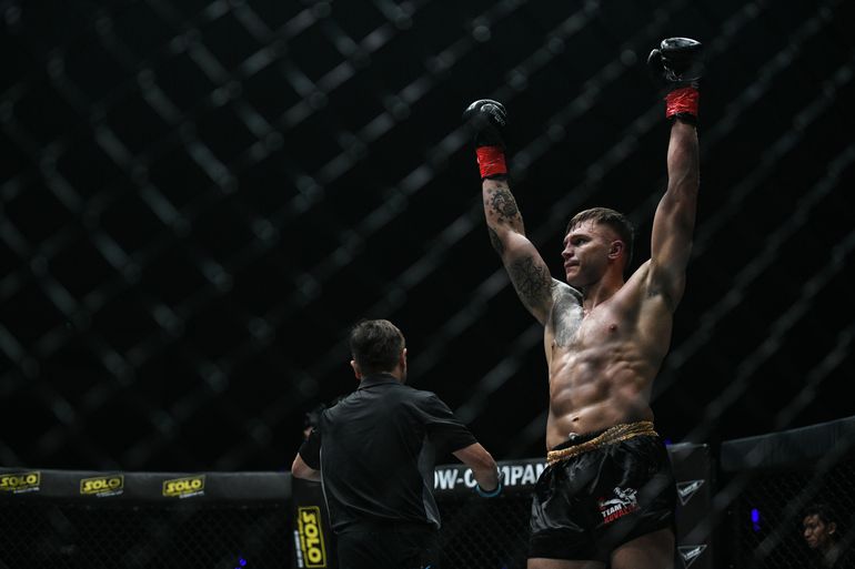 Kickbokser en vriendin vol ongeloof na dopingtest en Glory-schandaal: 'We blijven sterk'