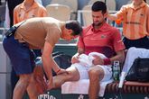 Djokovic laat zich verzorgen na de opgelopen blessure tegen Francisco Cerundolo. © Getty Images