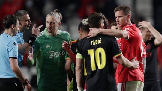 Ajax-icoon stapt na liefst elf jaar verloving eindelijk in het huwelijksbootje