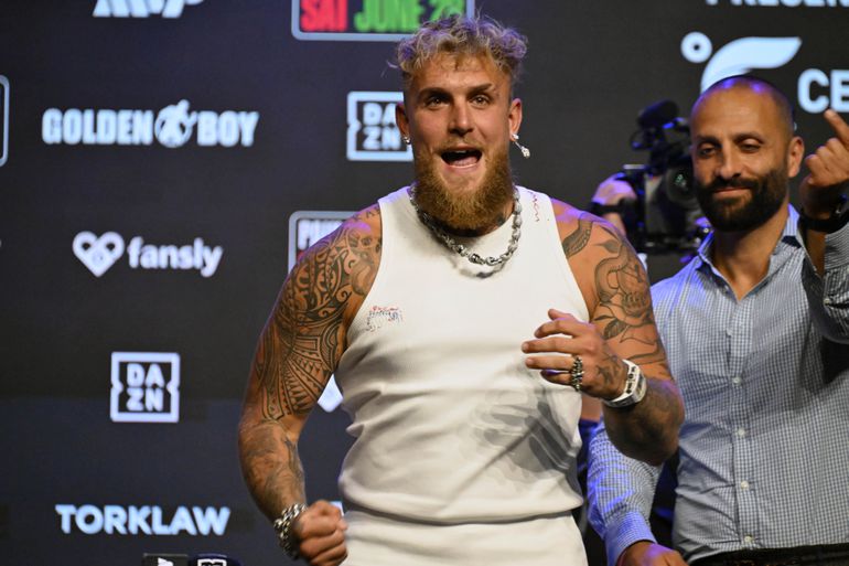 'Zwangere' Jake Paul krijgt lachers weer op zijn hand met bijzondere beelden in de regen