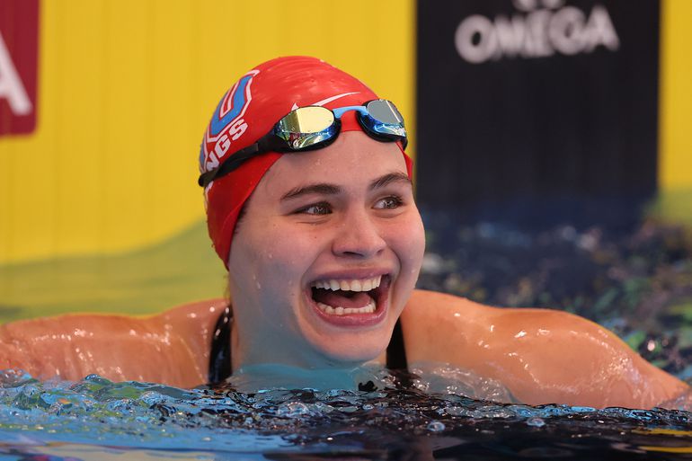 Omstreden olympisch zwemster (21) slaat boos om zich heen na flinke rel: 'Wie verzint die onzin?'