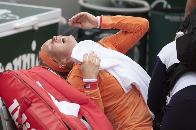 Nederlandse toptennisster werd met rolstoel afgevoerd op Roland Garros: 'Ze moet niet zo zeiken'
