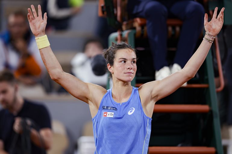 Dit is Loïs Boisson: tennissensatie verovert na 'deo-rel' en zware blessure de harten van de fans op Roland Garros