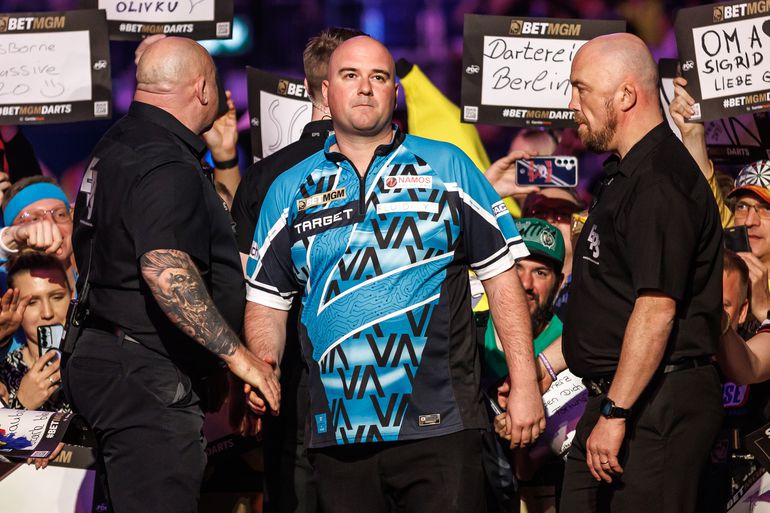 Topdarter Rob Cross in grote problemen: 'Voltage' hield half miljoen aan belasting achter en krijgt enorme straf