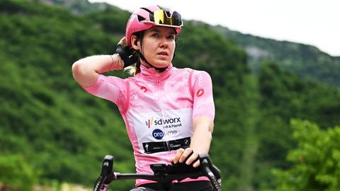 Schade bij topwielrenster Anna van der Breggen in Giro Women: 'Ik heb enkele verwondingen'