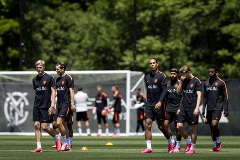 Oranje met complete selectie in New York: bekijk hier de beelden van de eerste training richting WK voetbal