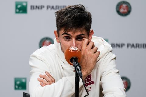 Matteo Arnaldi deelt details over afmelding halve finale Roland Garros: 'Dit wens ik niemand toe'