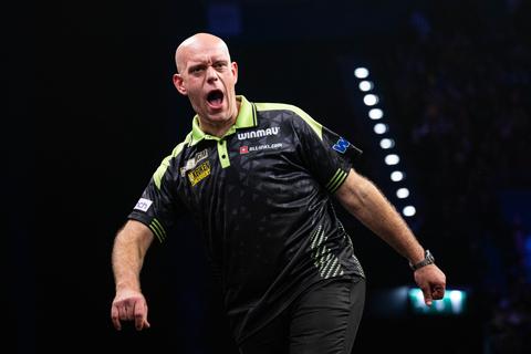Uitgeruste topdarter Michael van Gerwen wint eerste partij na bekritiseerde vakantie