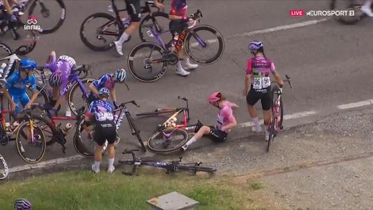 Topwielrenster Anna van der Breggen komt hard ten val in roze trui tijdens Giro Women