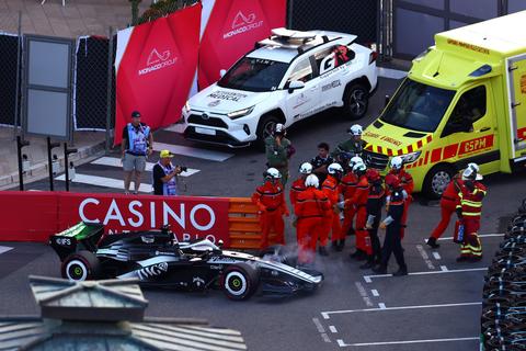 Ex-teamgenoot Max Verstappen springt uit brandende auto: rode vlag tijdens VT2 voor Grand Prix van Monaco